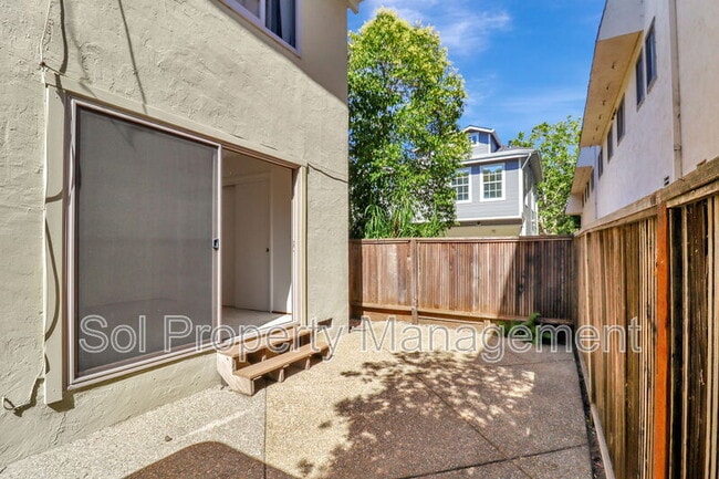 Building Photo - 5 Treanor St