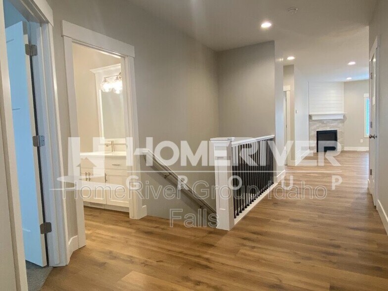 Primary Photo - 690 Silvermaple Dr