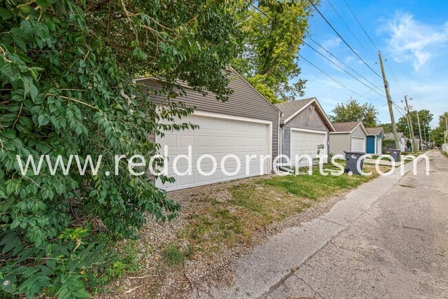 Building Photo - 2028 Hoyt Ave