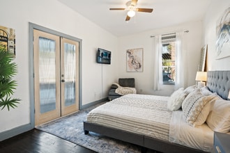 Building Photo - 1221 E Columbus Dr