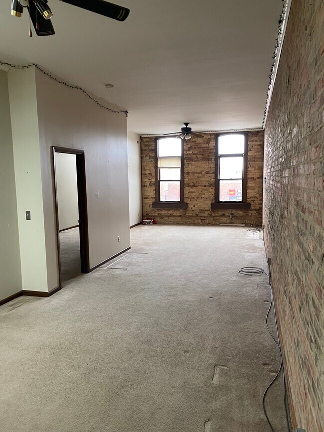 Building Photo - 33 N Washington St