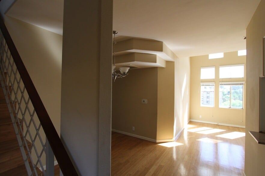 Building Photo - 425 N Alvarado St