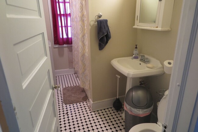 Building Photo - Maryland 6Bdrm House blocks from UWM Campus