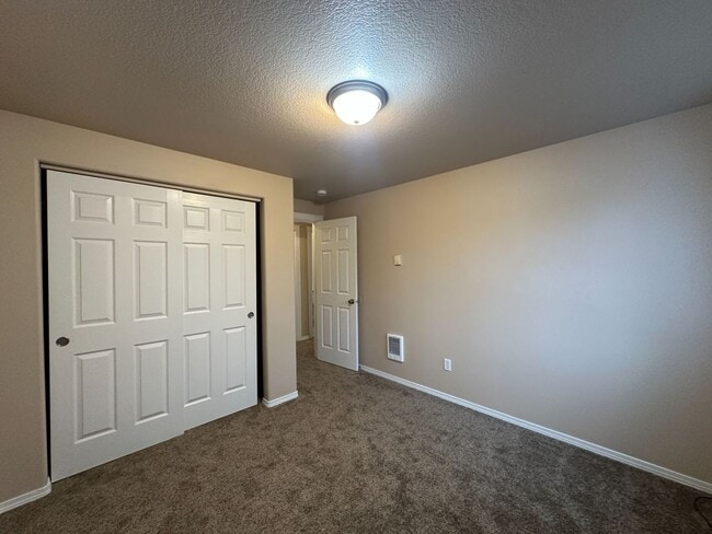 Building Photo - 3 Bedroom / 2 Bathroom Single Level Duplex in Madras