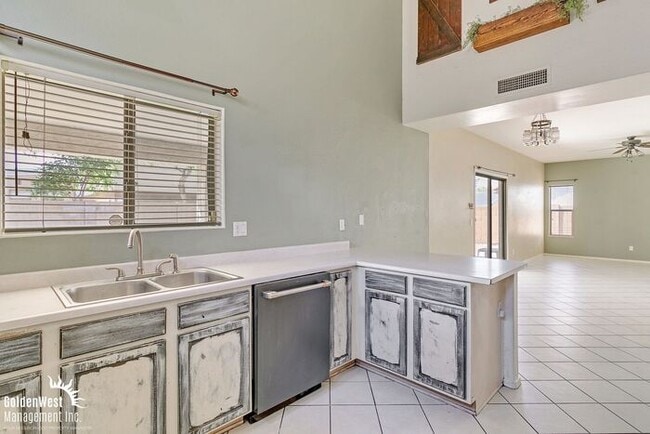 Building Photo - Luxurious 4Bdm 2.5Ba Home with Expansive Backyard in Mesa