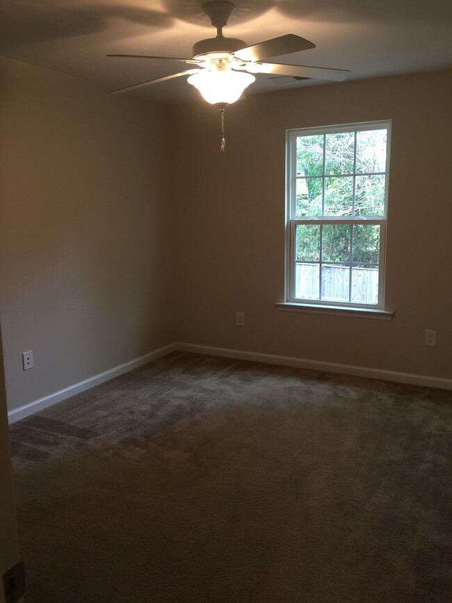 Building Photo - Move in ready townhome with garage and fen...