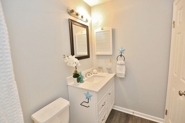 Building Photo - Beautifully Updated Townhome In Ocean Lake...