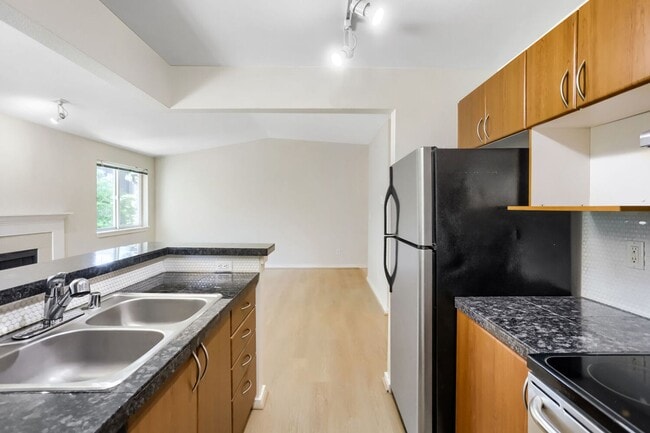 Building Photo - 2 Bed 2 Bath Condo @ Desirable Community w/ Pool, Hot Tub & Exercise Room!