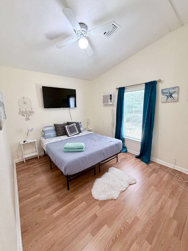 Building Photo - "Charming 1-Bedroom for Rent, Oasis in Vibrant West Palm Beach – Your Ideal Urban Retreat!"