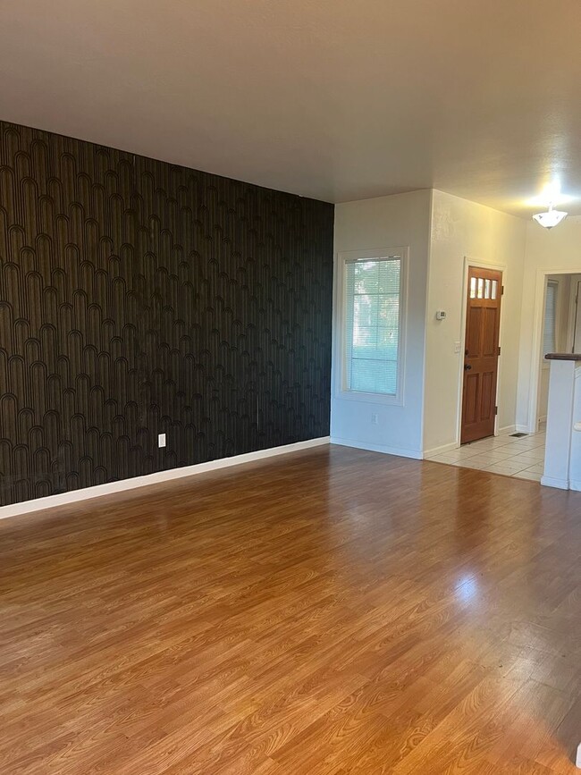 Building Photo - 2 Bedroom 2.5 Bath House