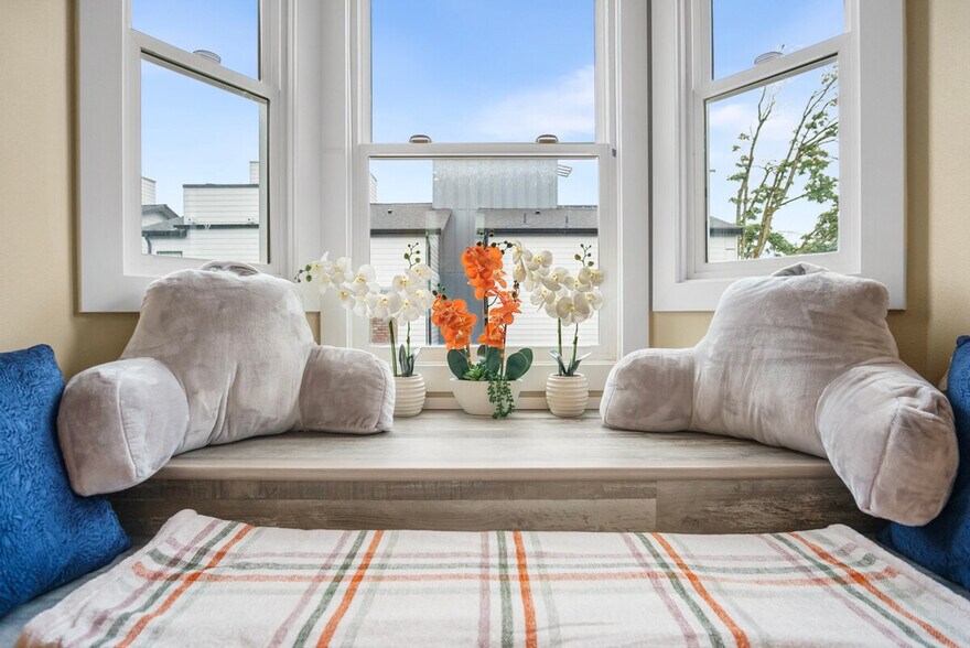 Building Photo - 914 16th Ave