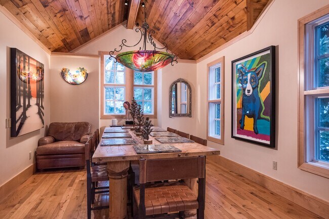 Building Photo - 437 W Smuggler St