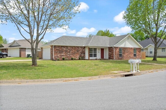 Building Photo - 1662 S Tally Ho Dr