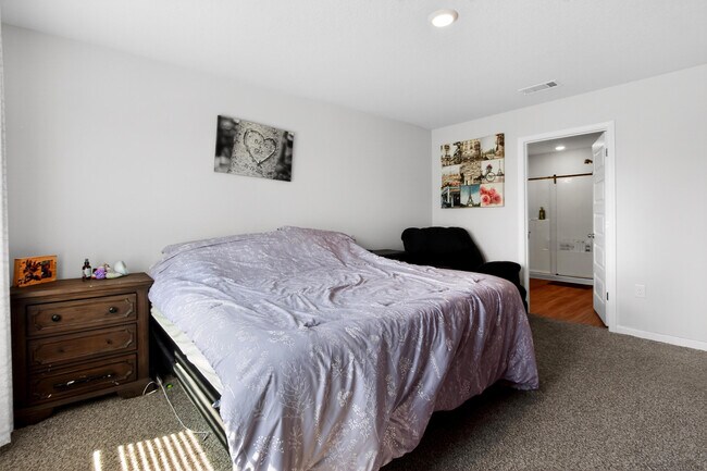 Building Photo - 727 Quintana St