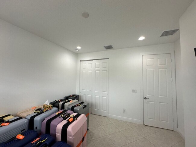 Building Photo - 8330 Summer Lake Dr SW