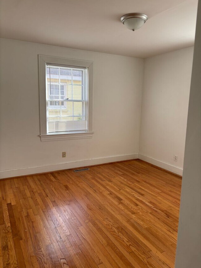 Building Photo - 908 Edwards Ave