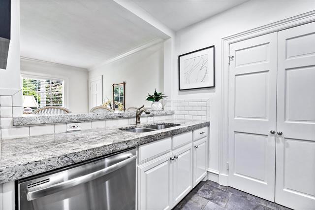 Building Photo - 4538 Roland Ave