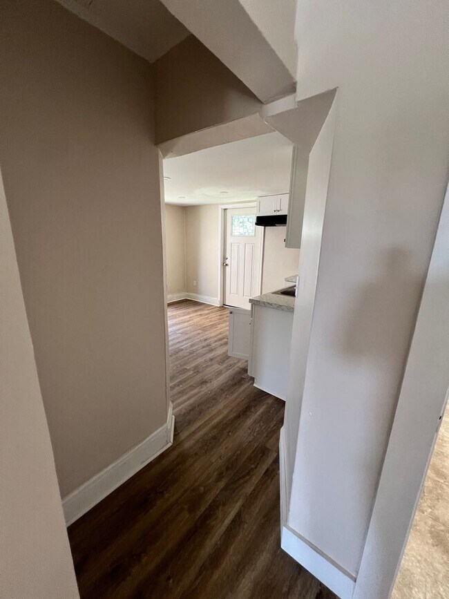 Building Photo - Newly Remodeled 3BR/1BA - 1st Floor | Sect...