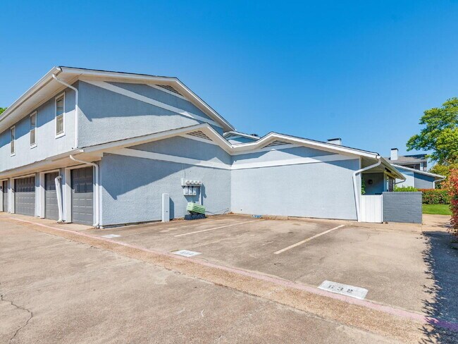 Building Photo - "Cute 3-Bed 2-Bath Townhome in Hurst!"