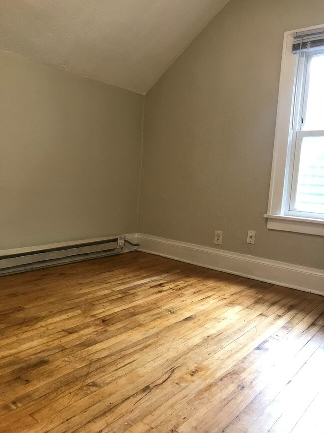 Building Photo - Single Family Home - LAUNDRY INCLUDED! HUGE YARD!