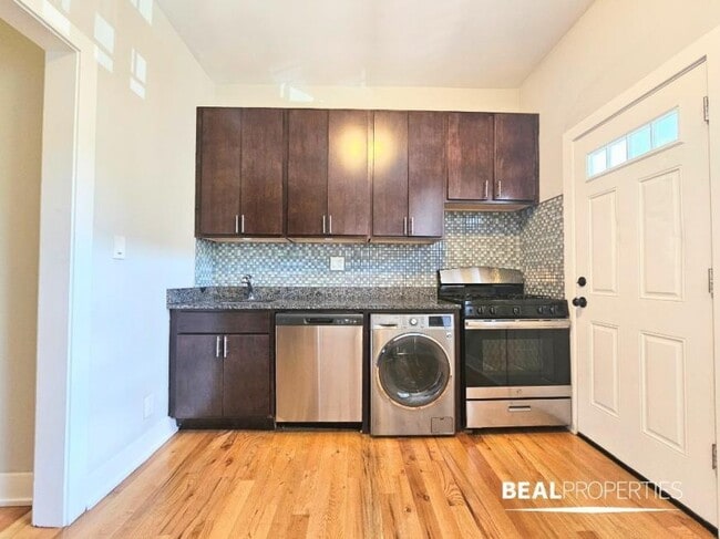 Building Photo - 3 bedroom in CHICAGO IL 60657