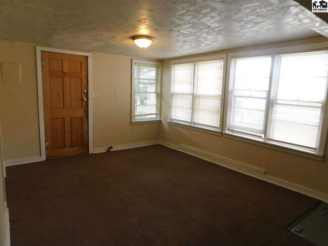 Building Photo - 2 bed, 1 bath with bonus room