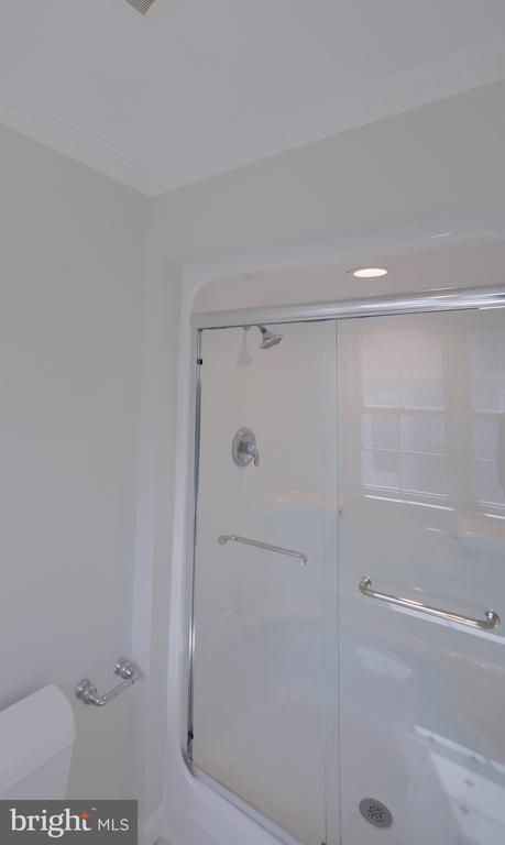 Building Photo - 8 Longwood Dr