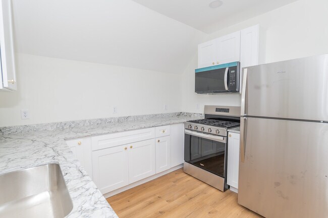 Building Photo - 84 Pembroke Ave