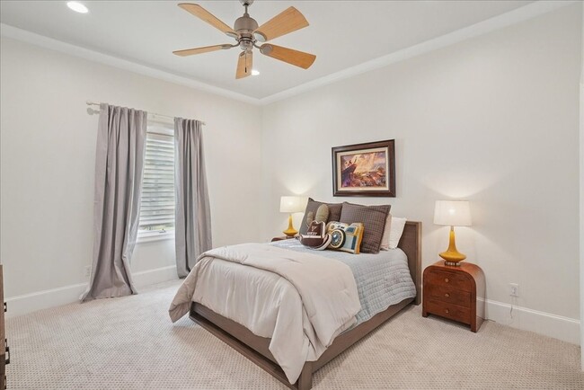 Building Photo - 6807 Lupton Dr