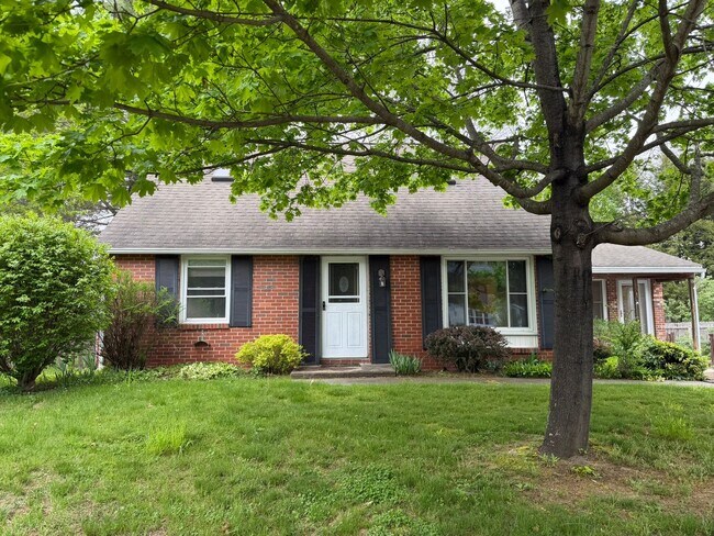 Building Photo - Beautiful 4 Bed / 2 Bath, Single Family Home. Close to Downtown Northampton!