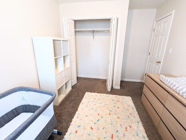 Building Photo - Provo Townhouse