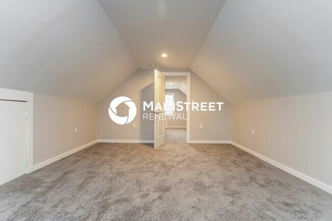 Building Photo - 5 Bedroom Pet-Friendly Home in Columbus, OH with Main Street Renewal