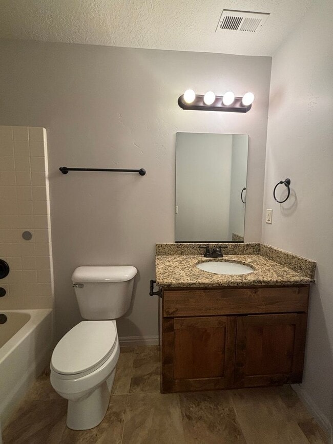 Building Photo - 3 bed 2.5 bath townhome