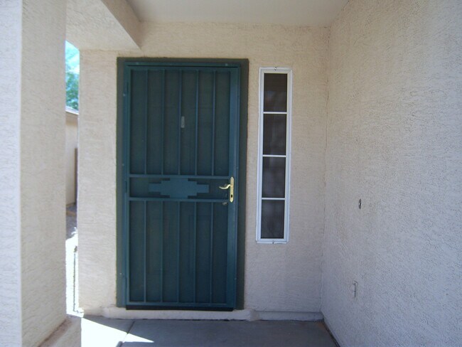 Building Photo - GREAT 4BEDROOM/3BATH HOME WITH ALL THAT YO...