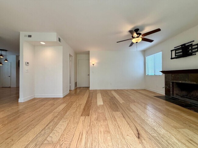 Building Photo - Spacious 4 Bedroom House with Large Fenced Yard! Landscaping Included! Two Car Garage!