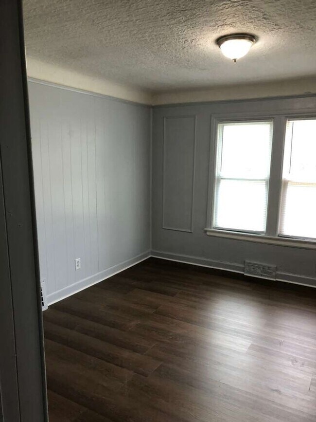 Building Photo - Charming Renovated 2-Bedroom Lower Unit – Section 8 Welcome