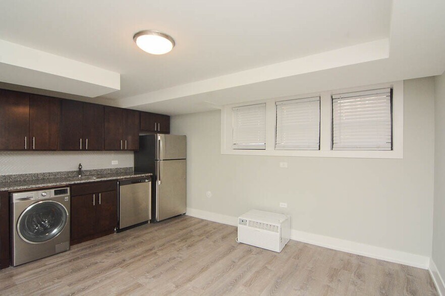 Building Photo - 438 W Belden Ave