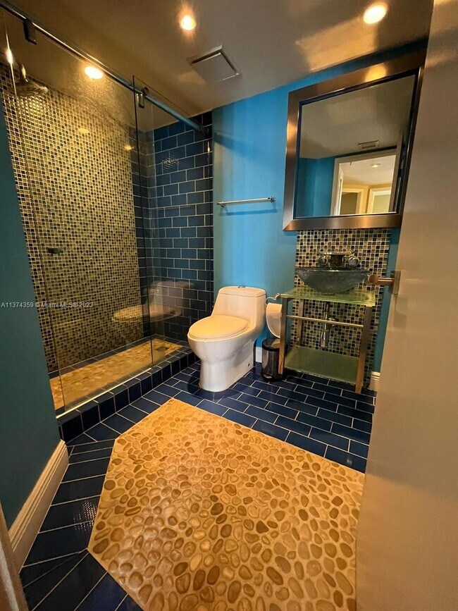 Building Photo - 520 Brickell Key Dr