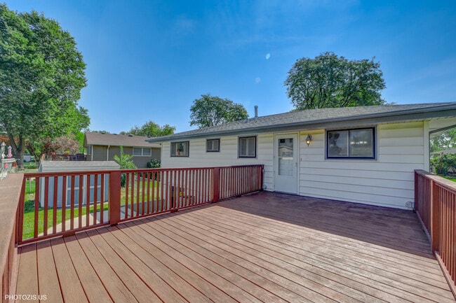 Building Photo - 728 Boxwood Dr