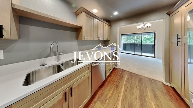 Building Photo - Top-floor 2-level condo with brand-new kit...