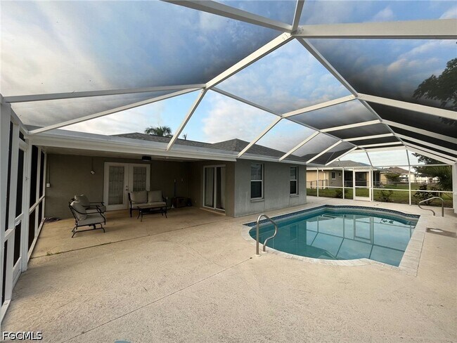 Building Photo - 301 SE 25th Ln