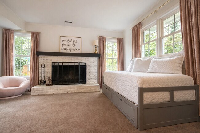 Building Photo - 7601 Bedfordshire Dr