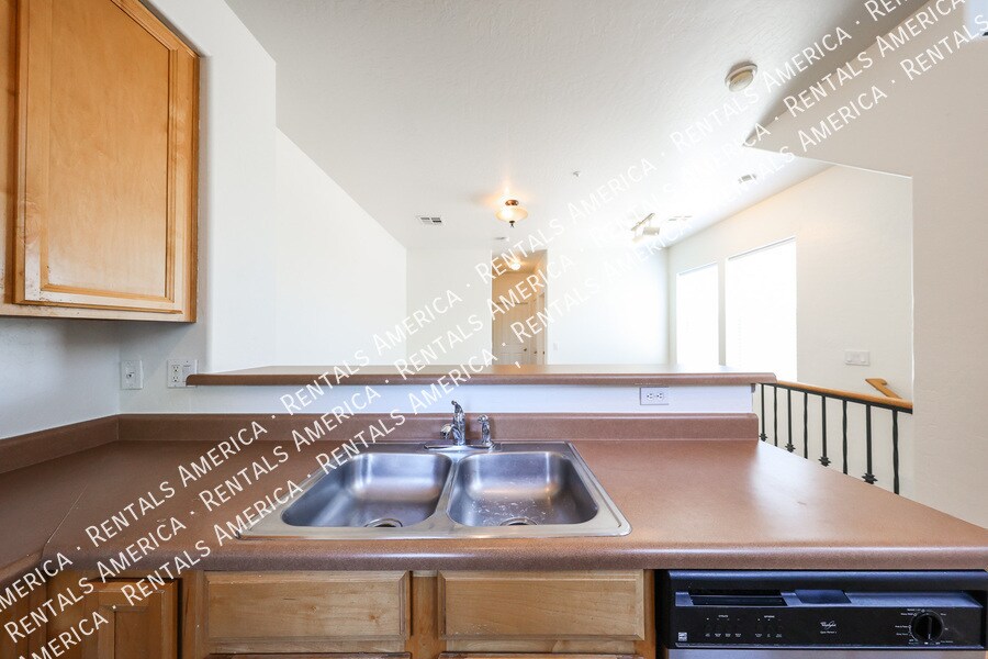 Building Photo - 747 N Port Dr