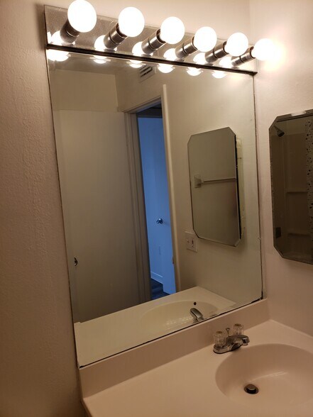 Building Photo - 2724 Hidden Lake Blvd