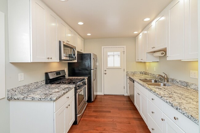Building Photo - Charming 3BR Home with Spacious Yard in Se...