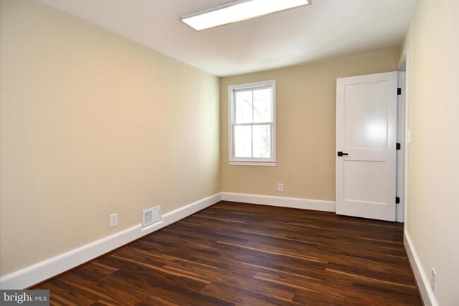 Building Photo - 216 S Henry St