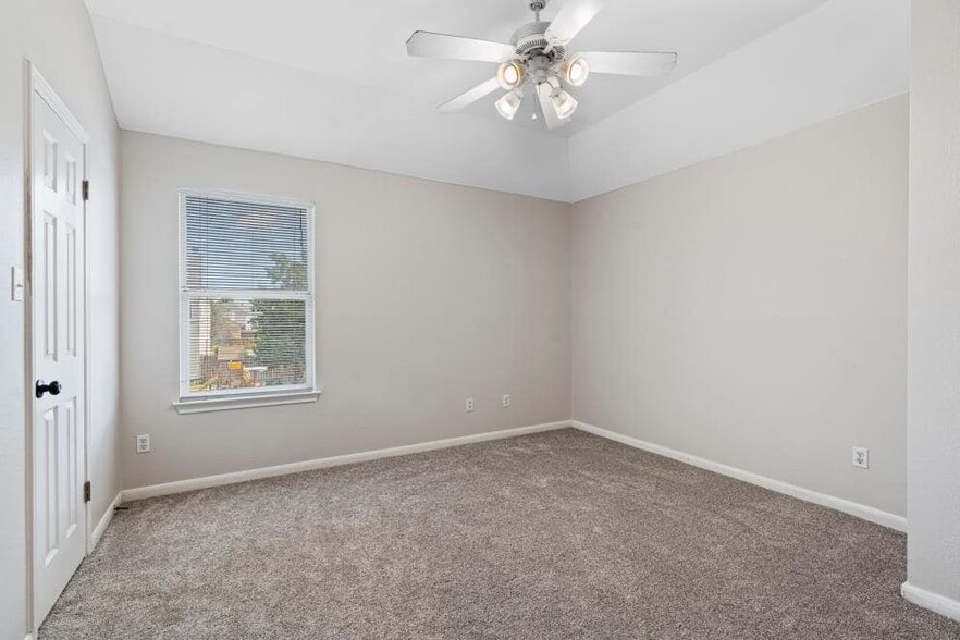 Building Photo - 1601 Briar Hill Dr