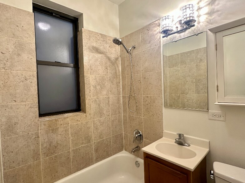 Building Photo - 903 W Cornelia Ave