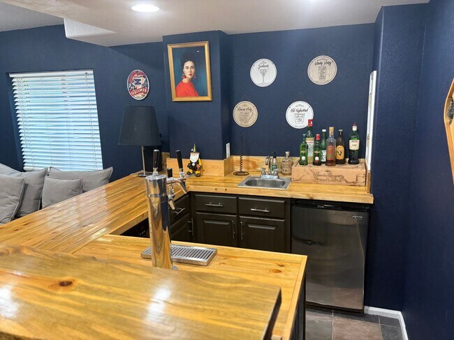 Building Photo - High-End 4 Bed 3.5 Bath Home Next to Arapa...