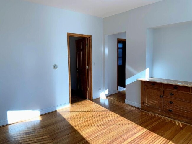 Building Photo - 5825 N Rogers Ave